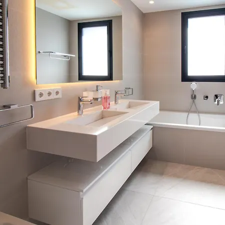 Elegant In Marbella, Sea Views, Infinity & Pool, Sauna, Gym, Spa, 5 Min To The דירה